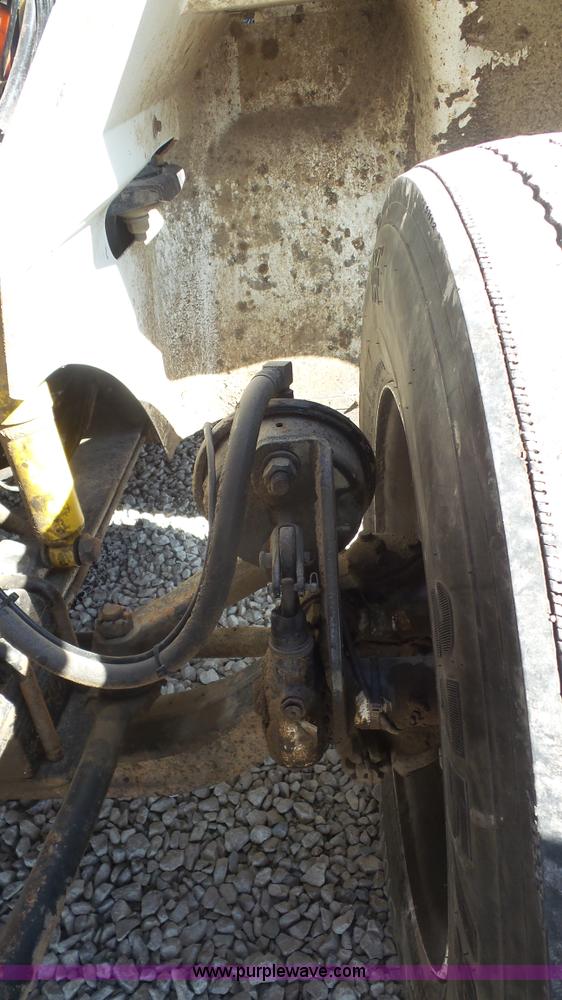 image for item J4704 2004 International Eagle 9400i semi truck