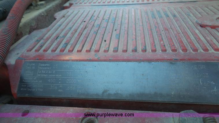 image for item J4704 2004 International Eagle 9400i semi truck