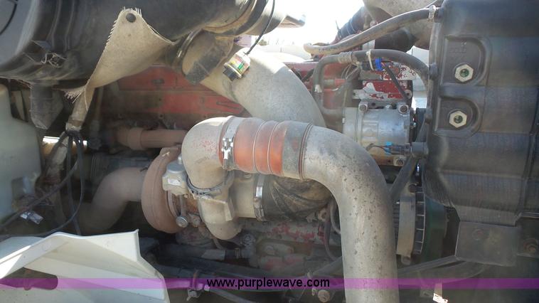 image for item J4704 2004 International Eagle 9400i semi truck