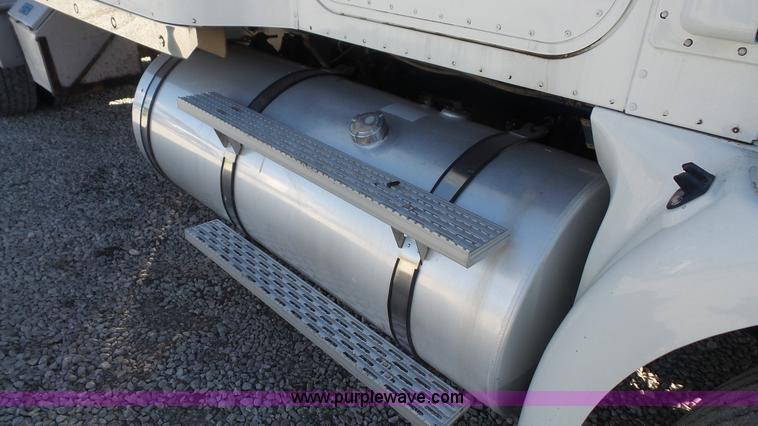 image for item J4704 2004 International Eagle 9400i semi truck