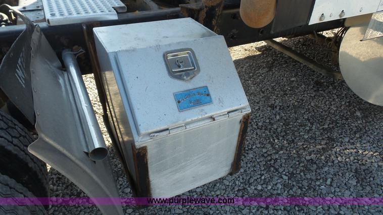 image for item J4704 2004 International Eagle 9400i semi truck