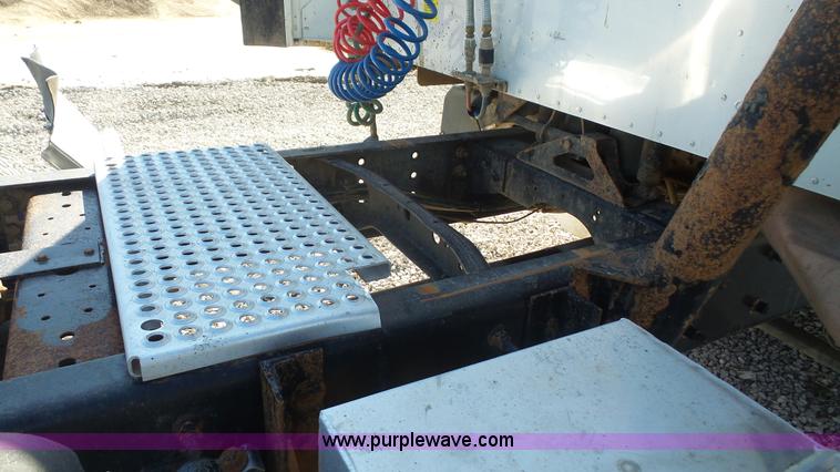 image for item J4704 2004 International Eagle 9400i semi truck