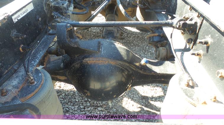 image for item J4704 2004 International Eagle 9400i semi truck