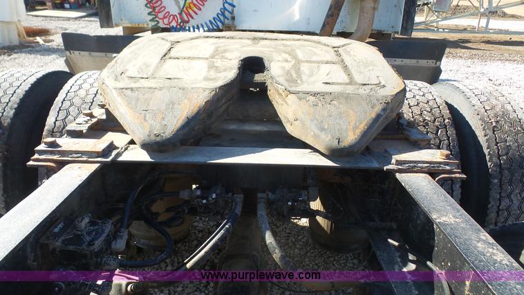 image for item J4704 2004 International Eagle 9400i semi truck