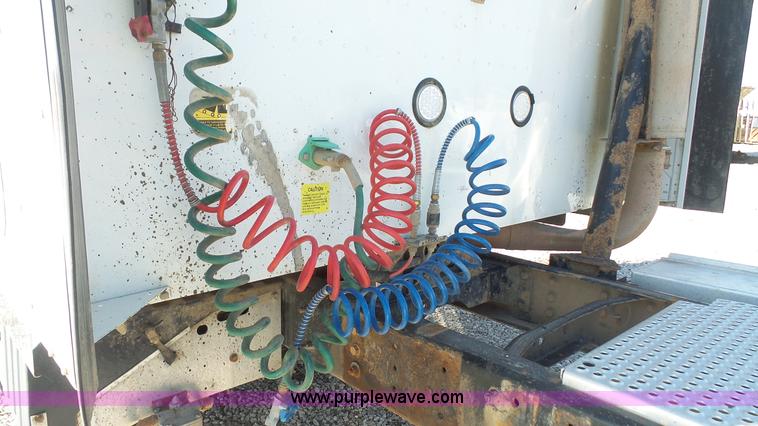 image for item J4704 2004 International Eagle 9400i semi truck