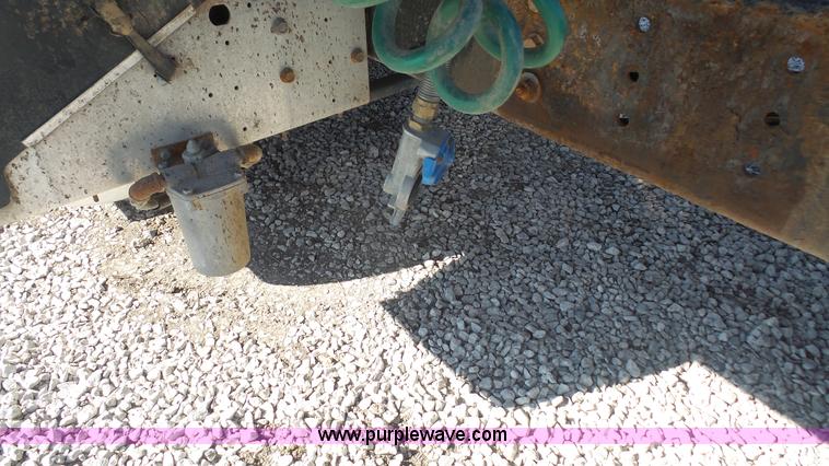 image for item J4704 2004 International Eagle 9400i semi truck