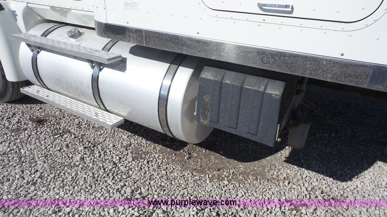 image for item J4704 2004 International Eagle 9400i semi truck