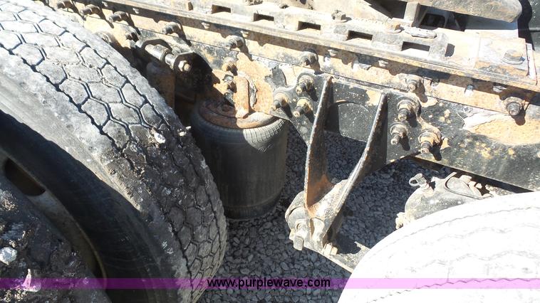 image for item J4704 2004 International Eagle 9400i semi truck