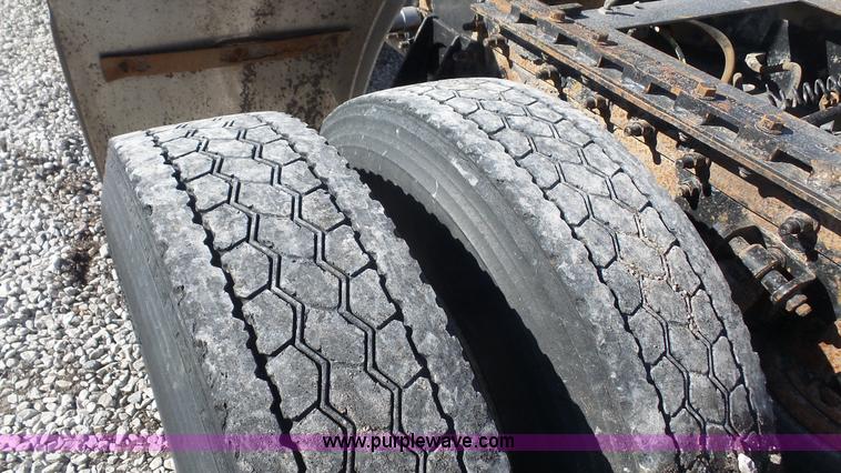 image for item J4704 2004 International Eagle 9400i semi truck