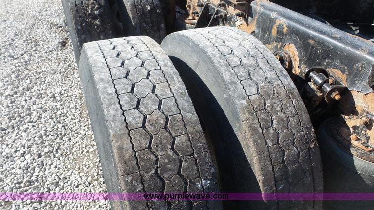 image for item J4704 2004 International Eagle 9400i semi truck