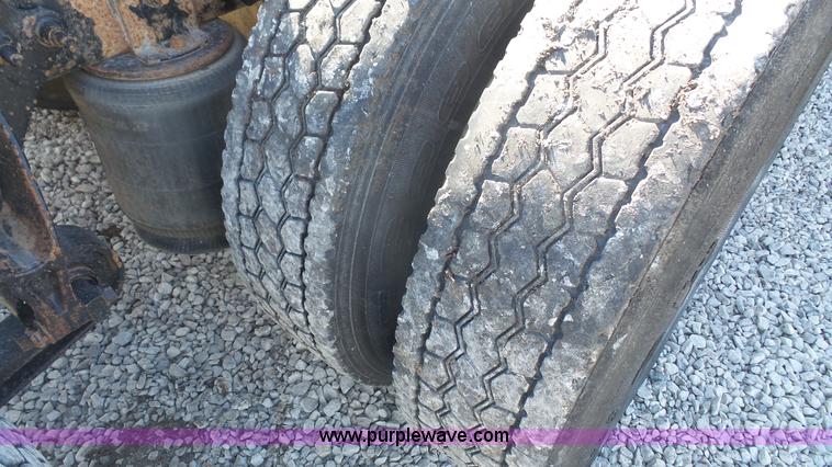 image for item J4704 2004 International Eagle 9400i semi truck