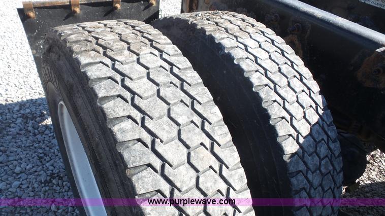 image for item J4704 2004 International Eagle 9400i semi truck