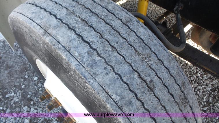 image for item J4704 2004 International Eagle 9400i semi truck