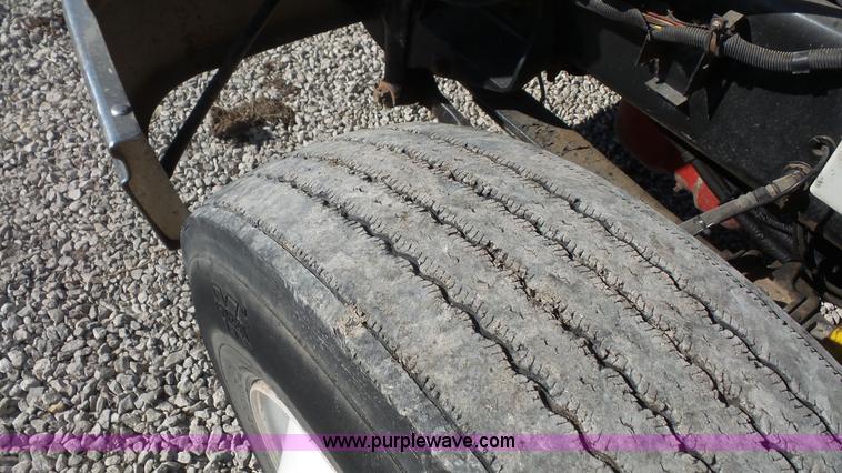 image for item J4704 2004 International Eagle 9400i semi truck