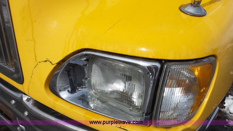 image for item J7268 2006 International 9200i semi truck