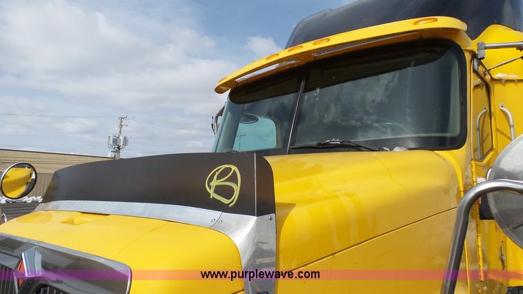 image for item J7268 2006 International 9200i semi truck