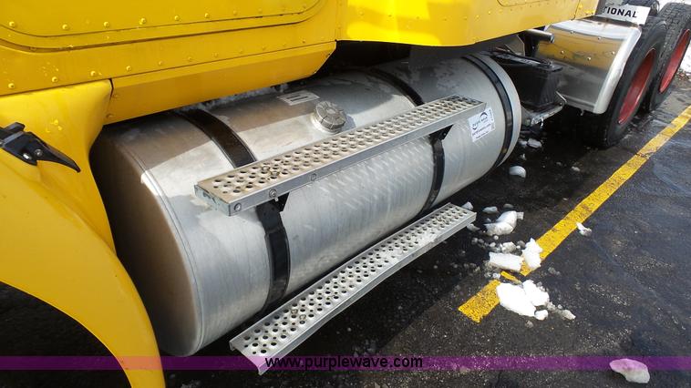 image for item J7268 2006 International 9200i semi truck