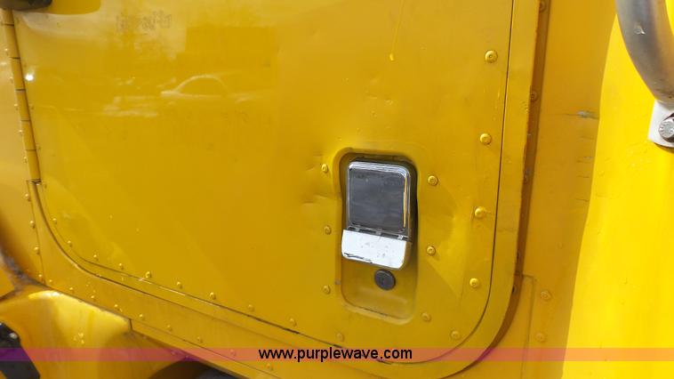 image for item J7268 2006 International 9200i semi truck