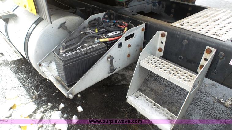 image for item J7268 2006 International 9200i semi truck