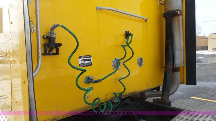 image for item J7268 2006 International 9200i semi truck