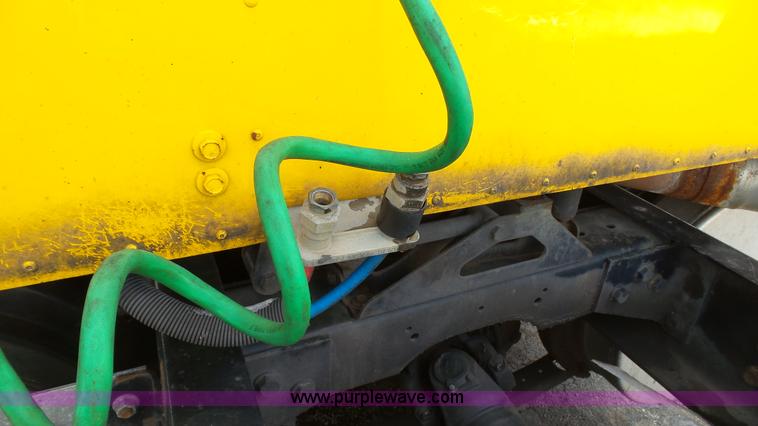 image for item J7268 2006 International 9200i semi truck