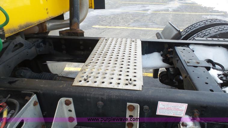 image for item J7268 2006 International 9200i semi truck