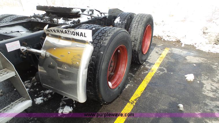 image for item J7268 2006 International 9200i semi truck