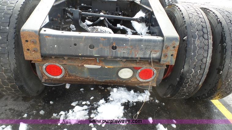 image for item J7268 2006 International 9200i semi truck