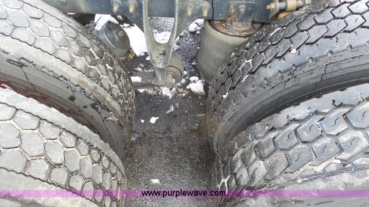 image for item J7268 2006 International 9200i semi truck