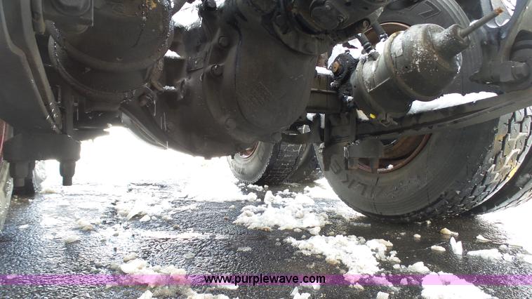 image for item J7268 2006 International 9200i semi truck