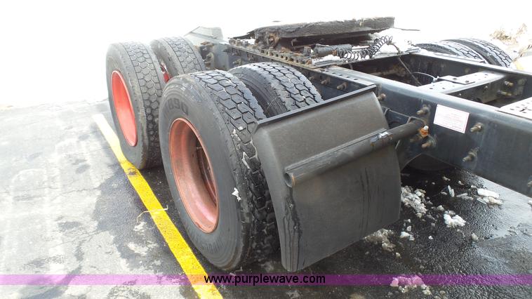 image for item J7268 2006 International 9200i semi truck