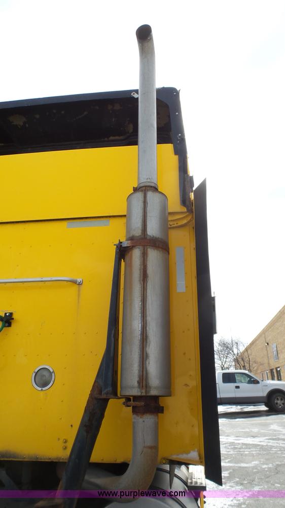 image for item J7268 2006 International 9200i semi truck