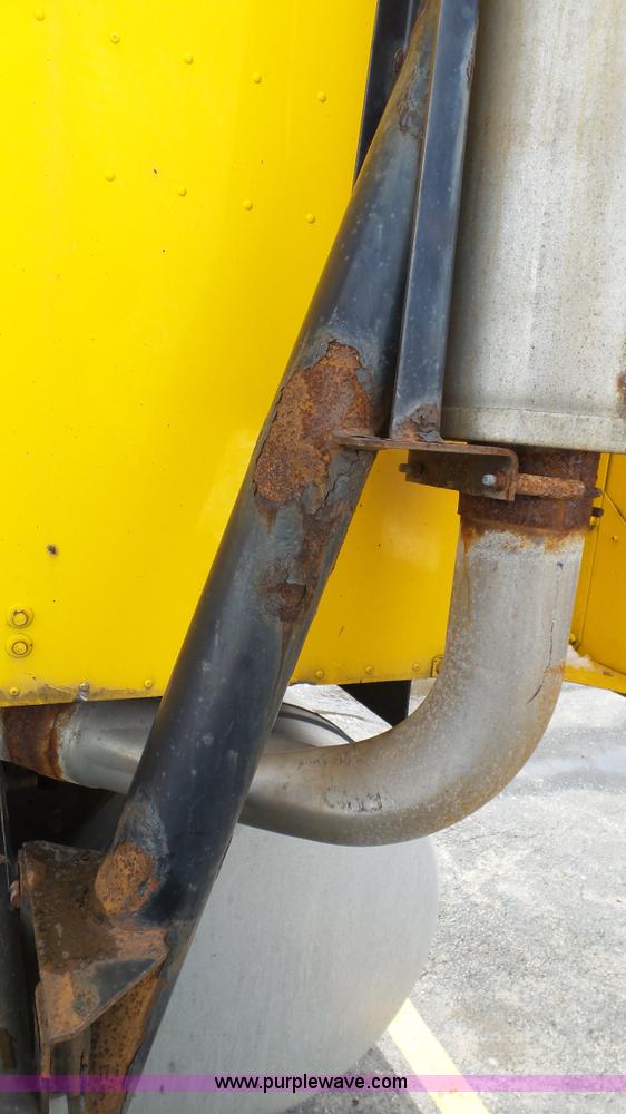 image for item J7268 2006 International 9200i semi truck