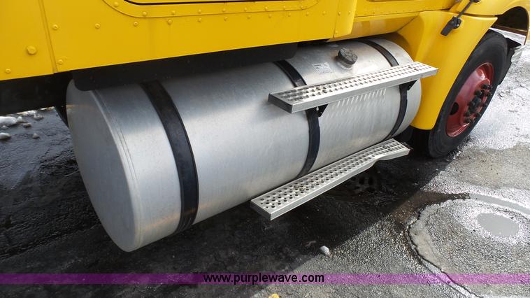 image for item J7268 2006 International 9200i semi truck