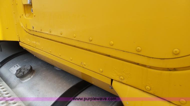 image for item J7268 2006 International 9200i semi truck