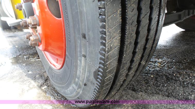 image for item J7268 2006 International 9200i semi truck