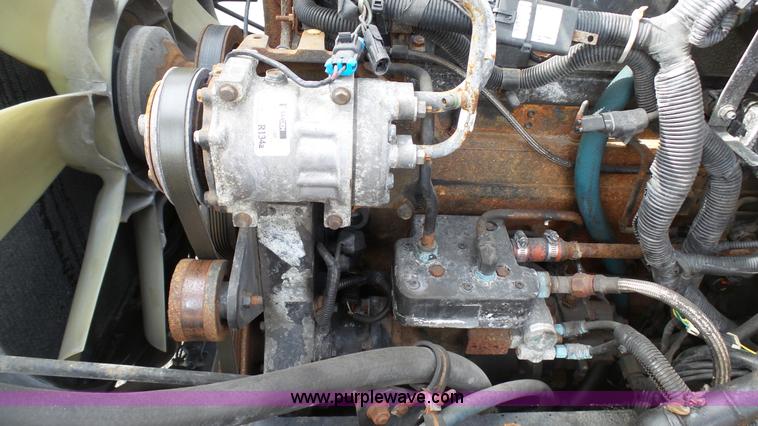 image for item J7268 2006 International 9200i semi truck