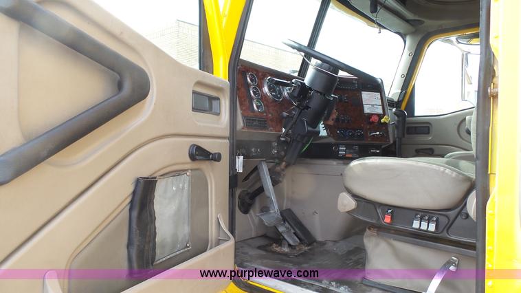 image for item J7268 2006 International 9200i semi truck