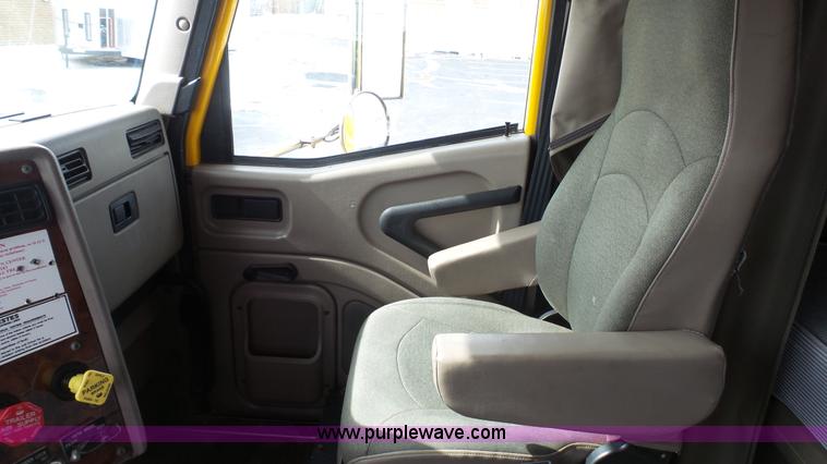 image for item J7268 2006 International 9200i semi truck