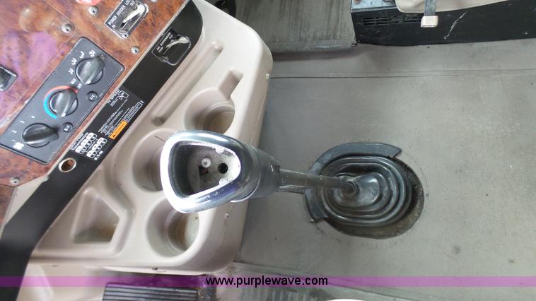 image for item J7268 2006 International 9200i semi truck