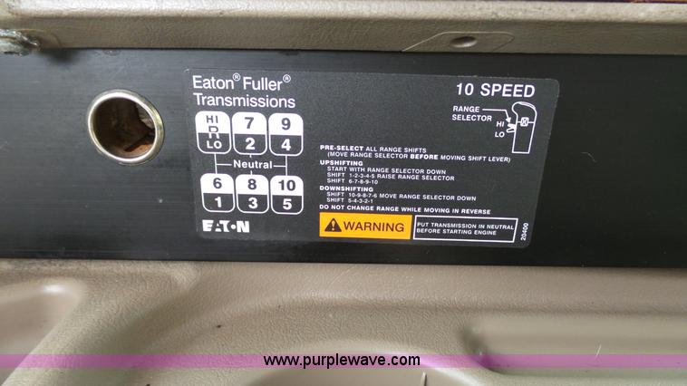 image for item J7268 2006 International 9200i semi truck