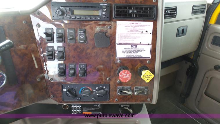 image for item J7268 2006 International 9200i semi truck