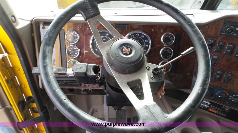 image for item J7268 2006 International 9200i semi truck