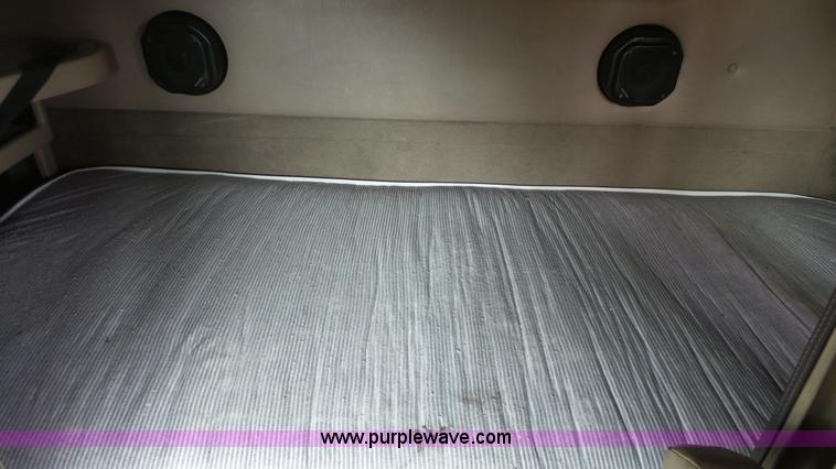 image for item J7268 2006 International 9200i semi truck