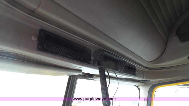 image for item J7268 2006 International 9200i semi truck