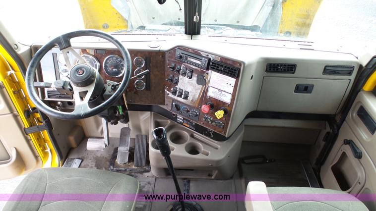 image for item J7268 2006 International 9200i semi truck