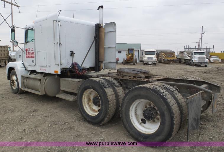 image for item J8849 1992 Freightliner FLD semi truck