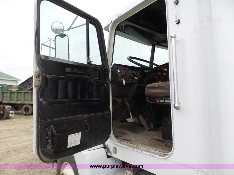 image for item J8849 1992 Freightliner FLD semi truck