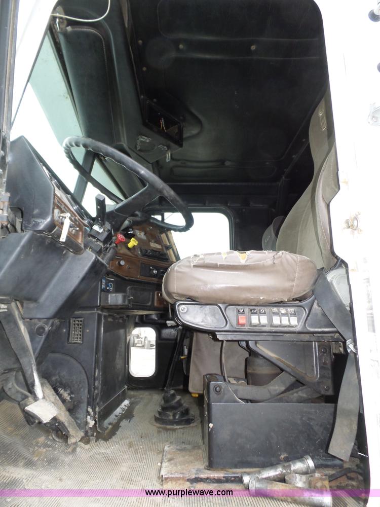 image for item J8849 1992 Freightliner FLD semi truck