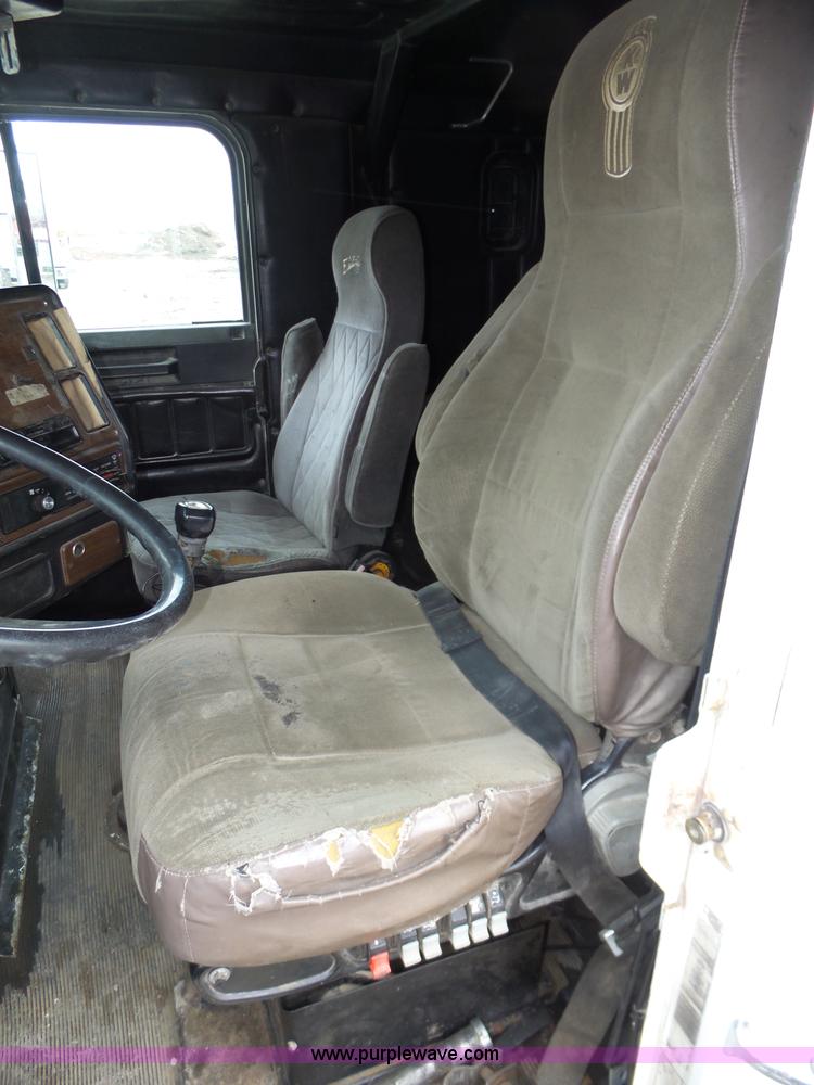 image for item J8849 1992 Freightliner FLD semi truck